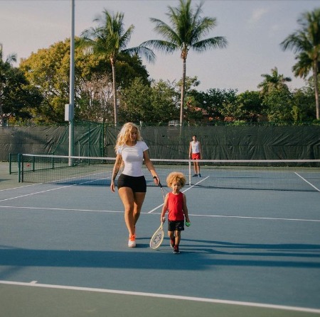 Oynx Kelly with his mother Iggy Azalea at the tennis court. 